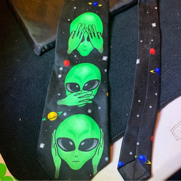 Addiction alien heads  neck ties.Perfect for all occasions - Picture 3 of 6